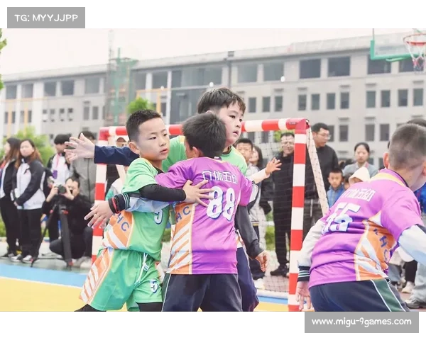 幼儿手球选手展现团队协作：失误时互相鼓励获掌声